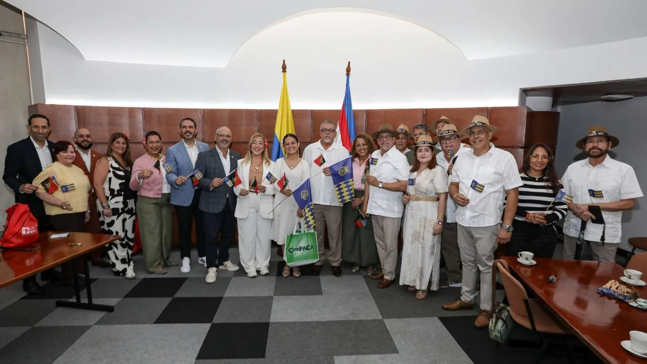 Funcionarios y personalidades reunidas para finiquitar el acuerdo que inicia la Ruta Americana de la Salsa para emprender el camino de la declaratoria de la salsa como patrimonio inmaterial de la humanidad por la Unesco.